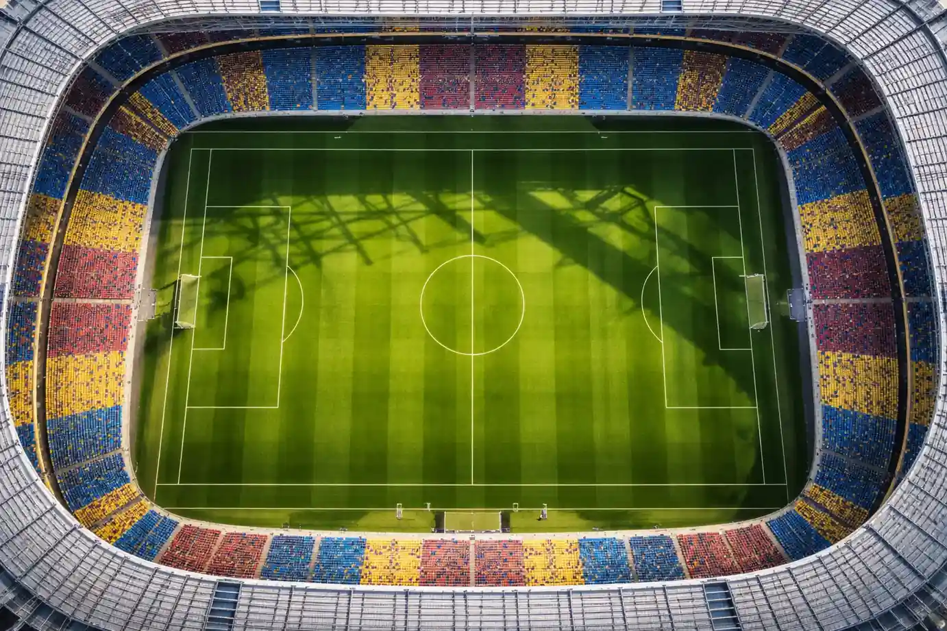 Stade de soccer avec pelouse verte et gradins vides montrant les marquages du terrain avant un match de Coupe du Monde